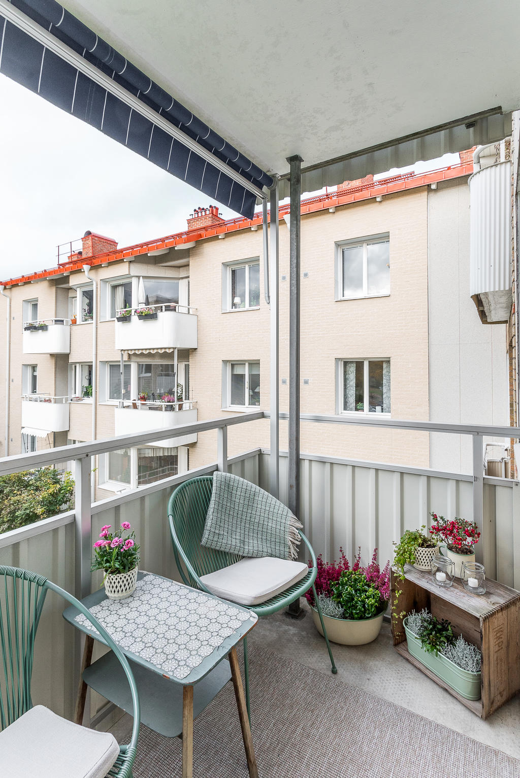 Balkong med markis och plats för sittgrupp,