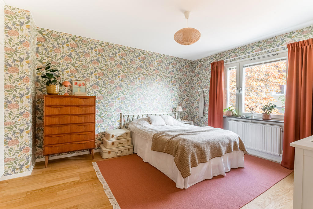 Sovrum med plats för större säng och annat möblemang.