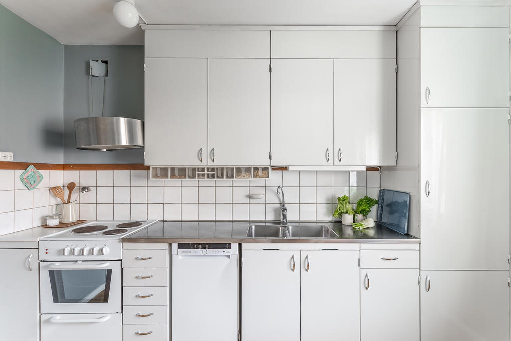 Kök med diskmaskin och generöst med förvaring.