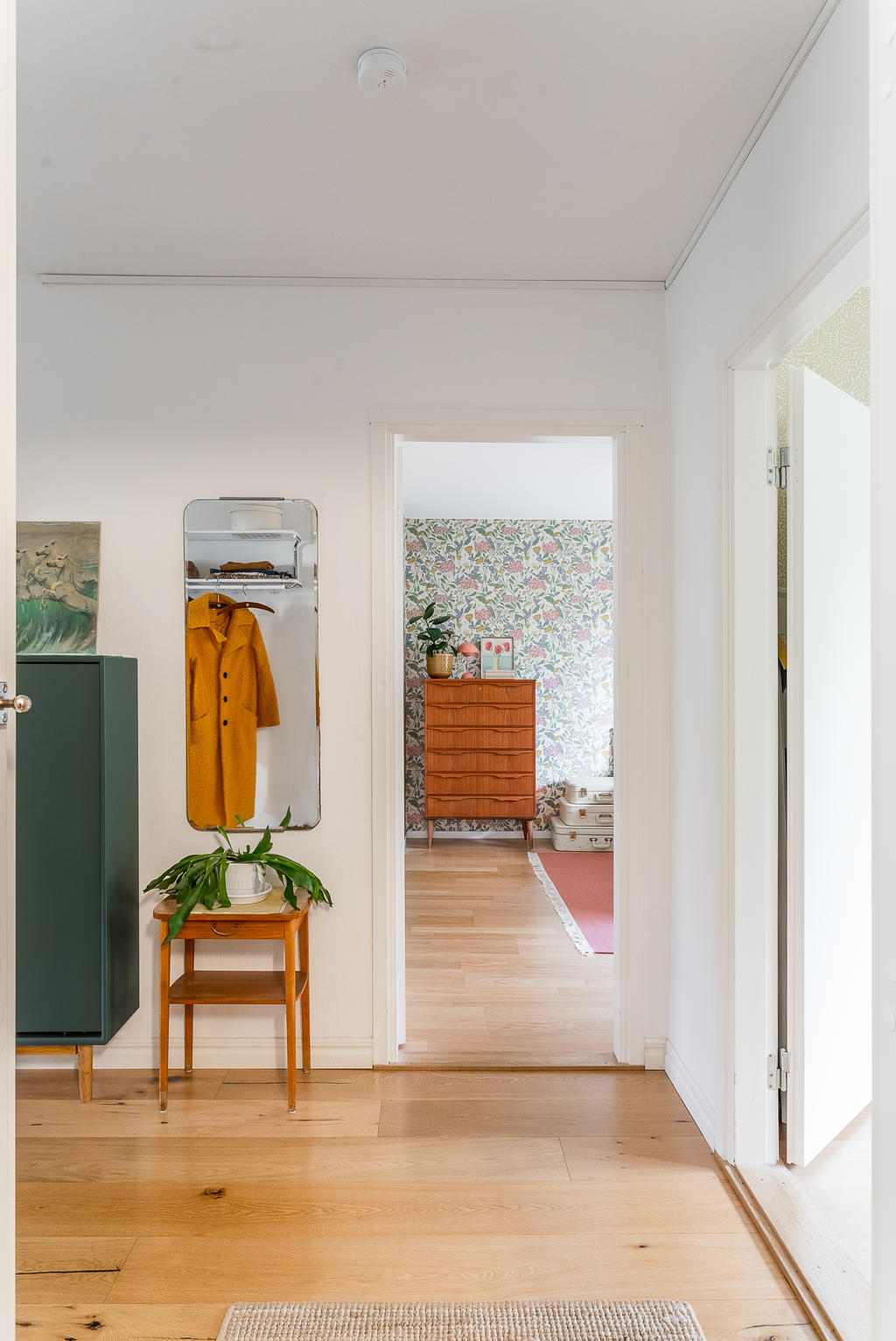 Välkomnande hall med plats för avhängning.