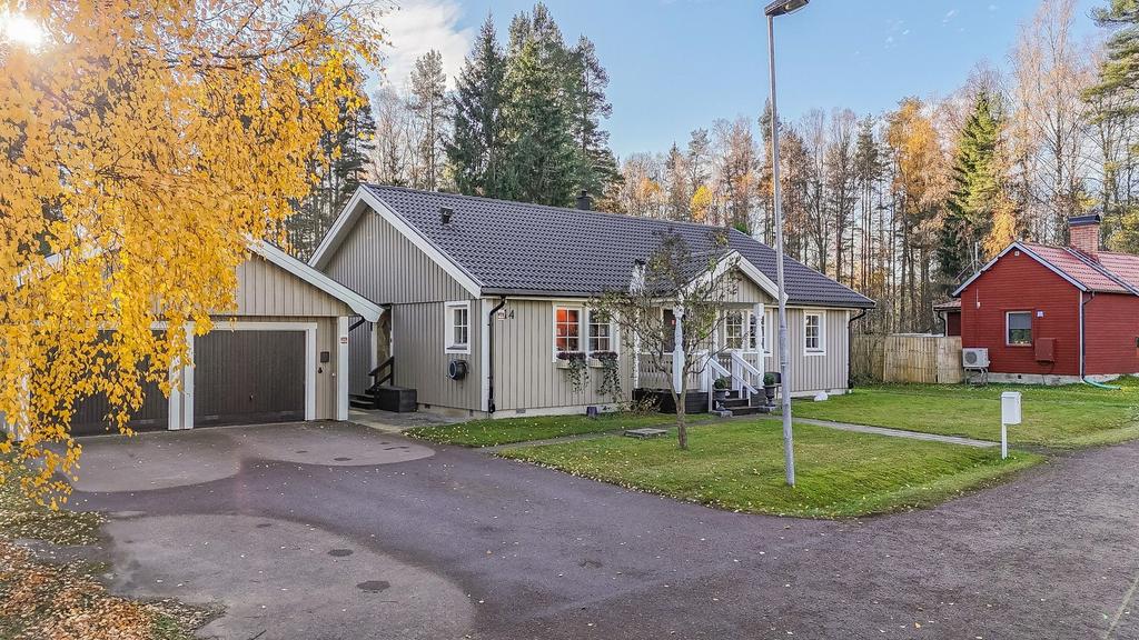 Välkommen till Karl Johans väg 14! En enplansvilla med dubbelgarage för den stora familjen.