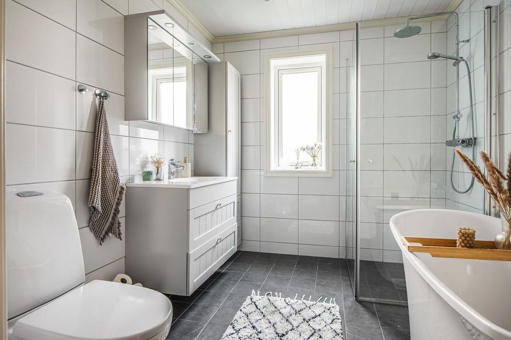 Fullt utrustat badrum med moderna materialval