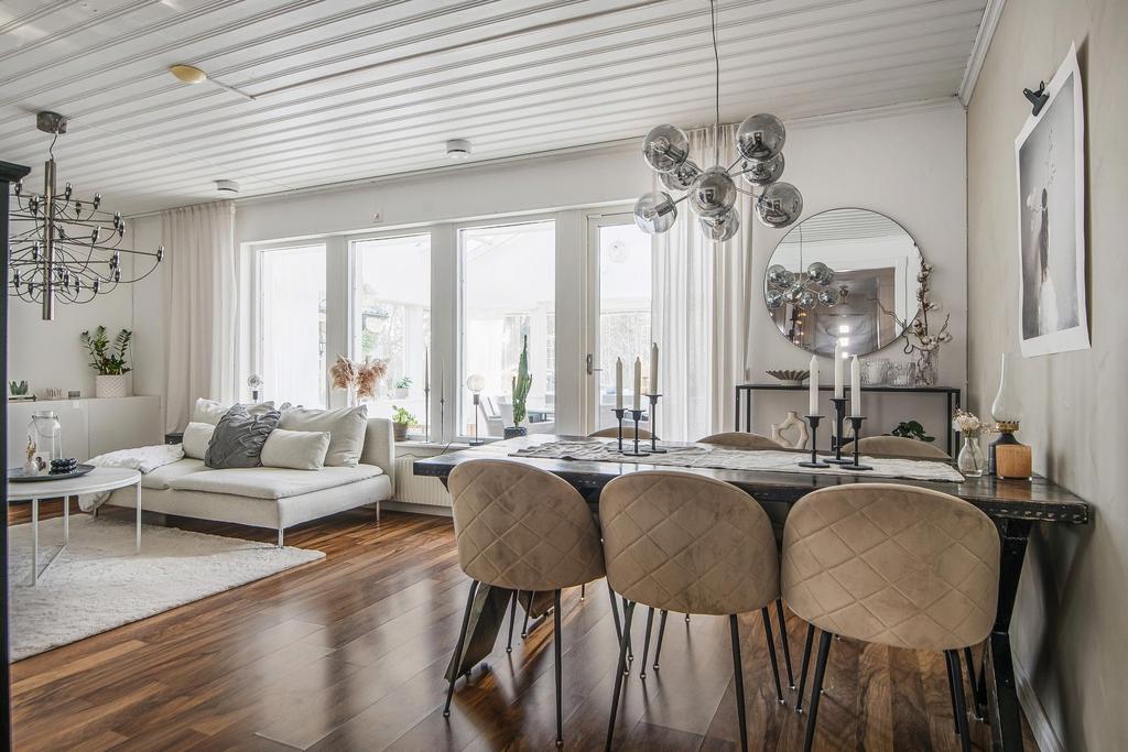 Vardagsrummet med plats för både soffa och matgrupp