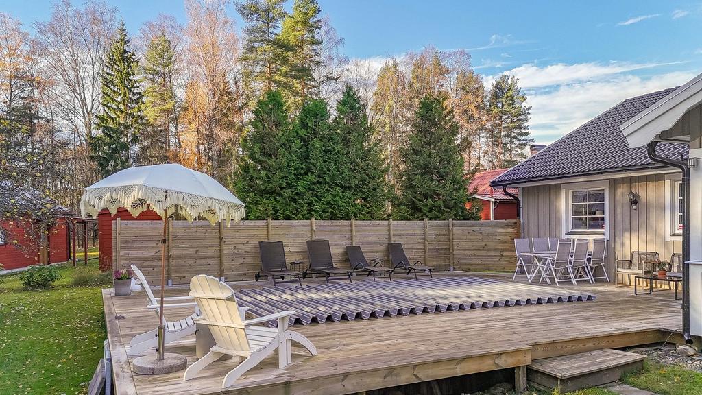 En underbar oas med plats för såväl soliga dagar för bad som sommarens härliga grillkvällar.