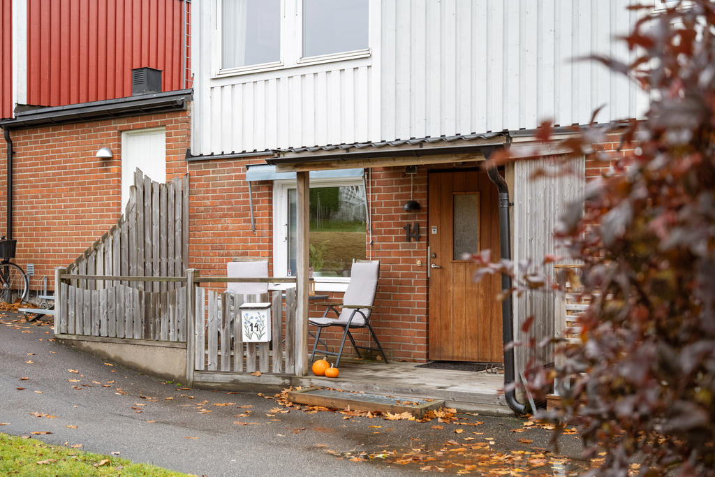 Vid entrén kan man njuta av morgonsolen.