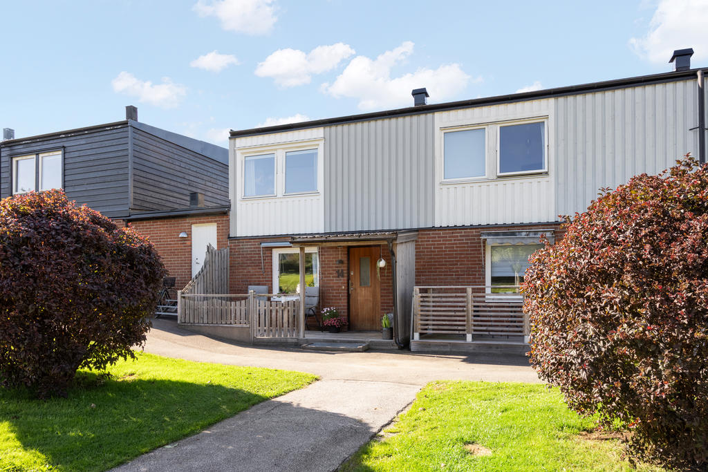 Välkomna till Blåklintsvägen 14 med ny fasad.