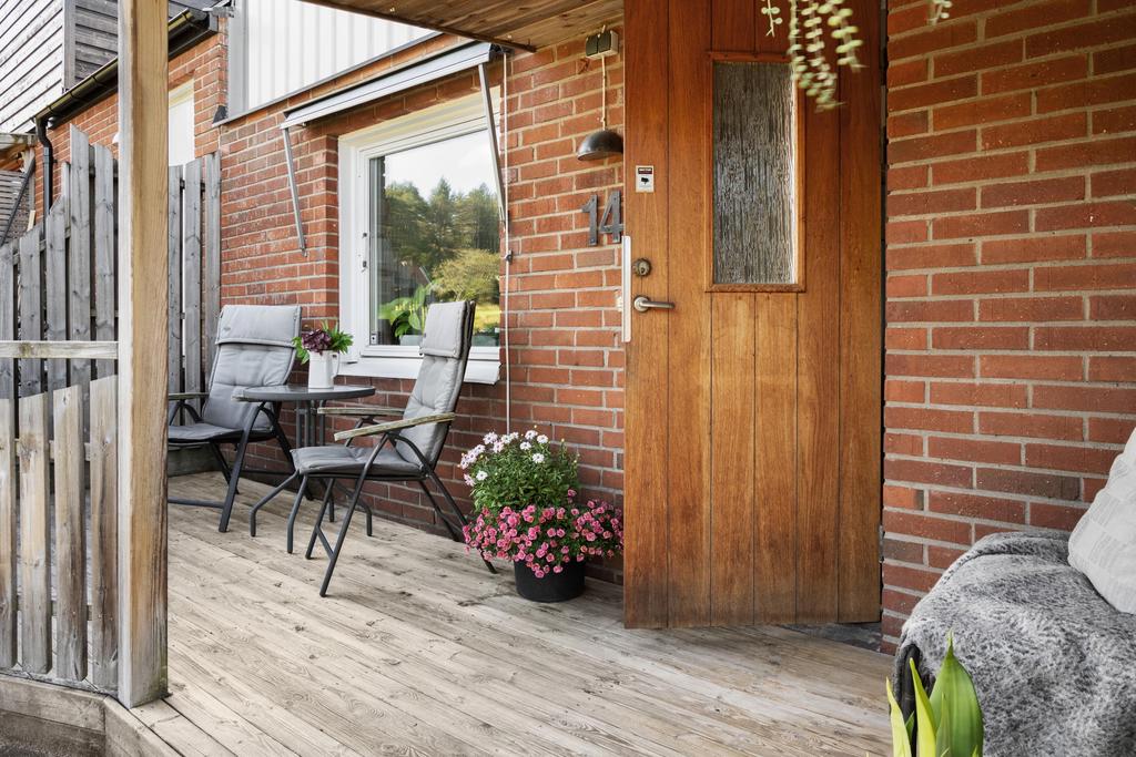 Vid entrén kan man njuta av morgonsolen.