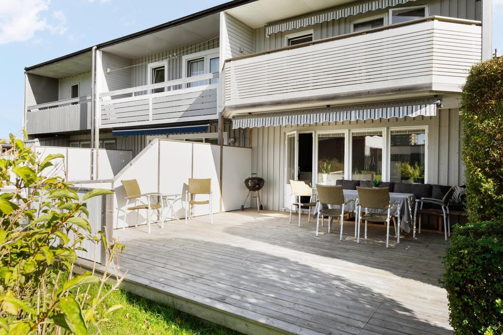 Stor uteplats och utbyggd balkong.