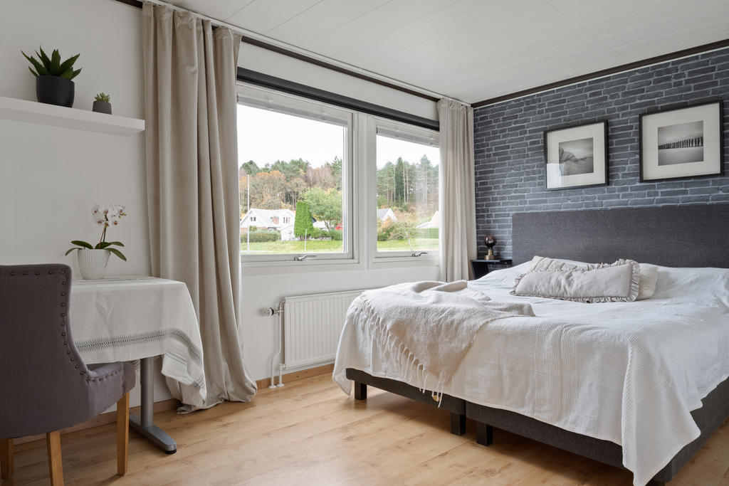 Sovrum 1 på övre plan har fönster mot entrésidan och en klädkammare.