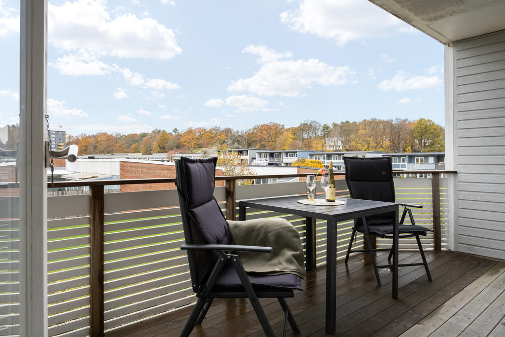 Balkongen är utbyggd för att ge bättre plats för möblering.