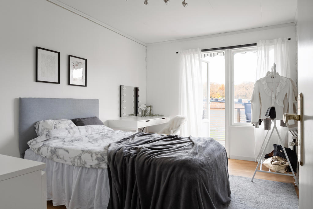 Sovrum 2 med utgång till balkong.