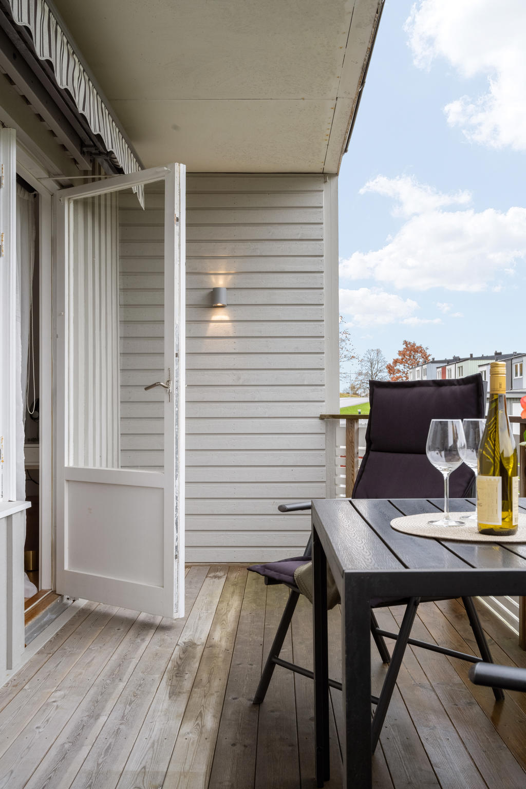 Även balkongen har elektrisk markis med fjärrkontroll.