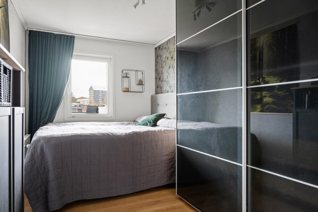 Sovrum 3 har en rymlig skjutdörrsgarderob med belysning..