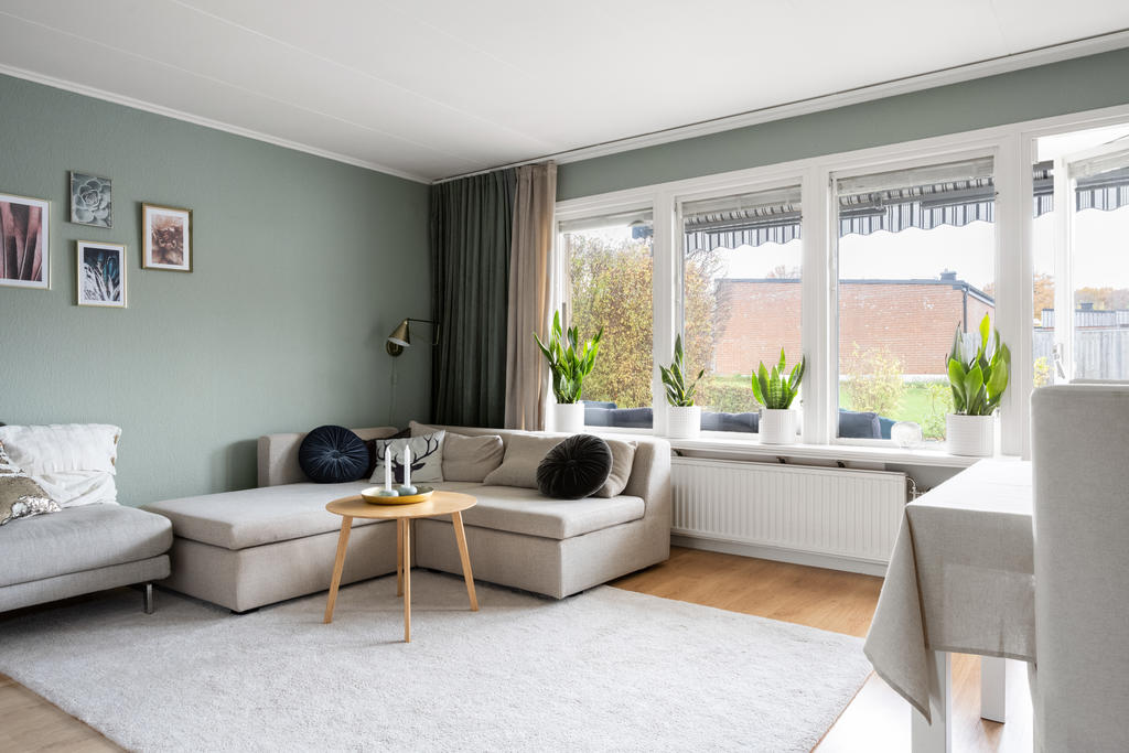 Rymligt vardagsrum med utgång till altandäck.