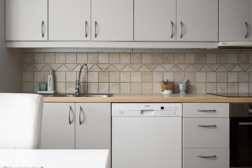 Släta köksluckor i ljust grått