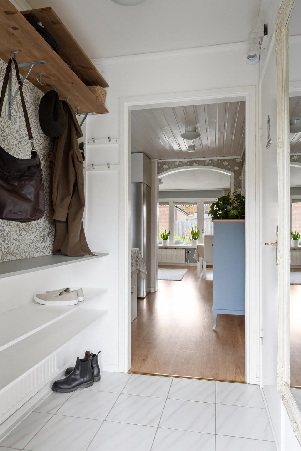 Hall med klinkergolv och avhängningsyta. 