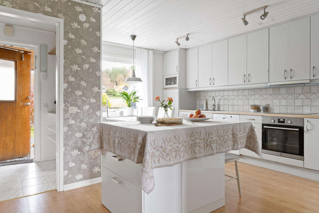 Luftigt kök med borttagbar köksö.