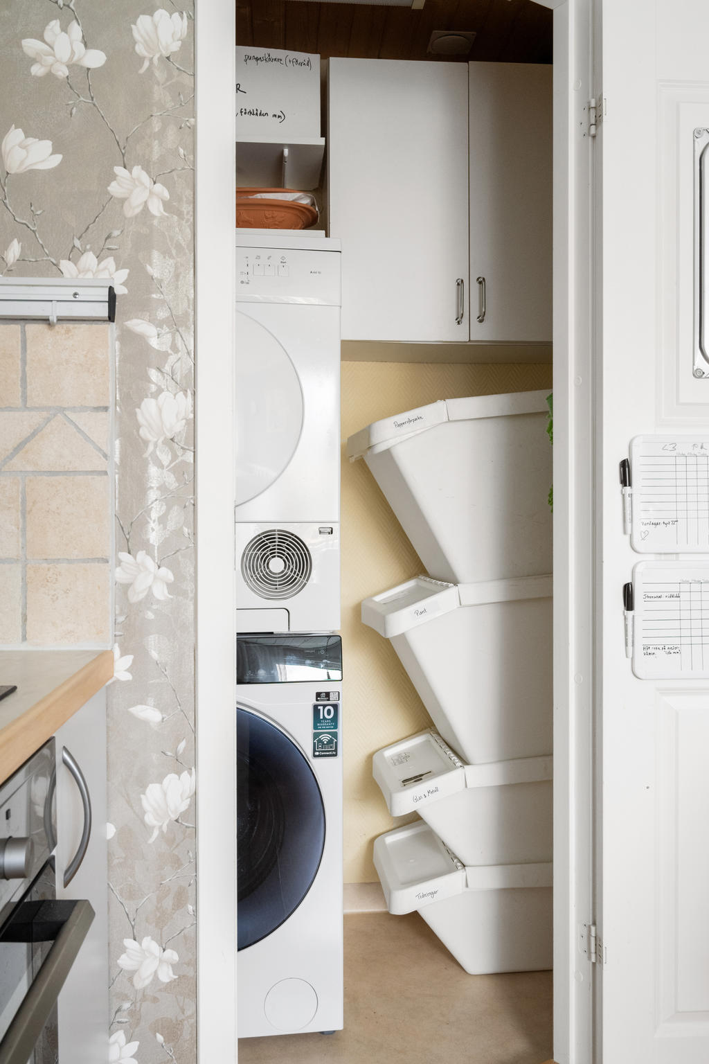 Tvättrum och förvaring i anslutning till köket