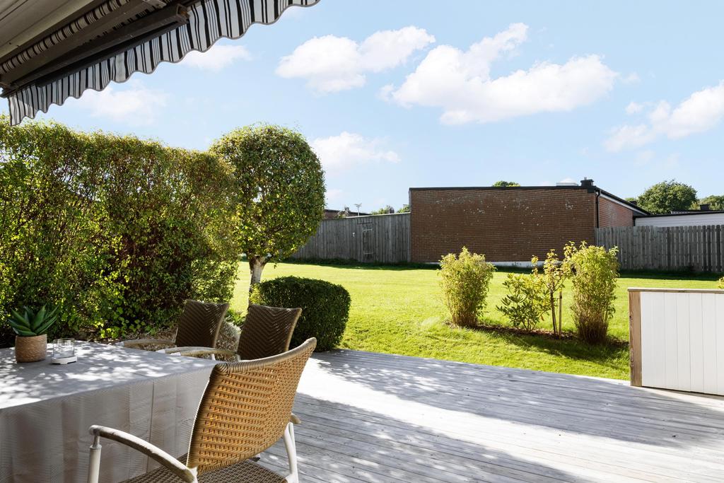 Altanen täcker hela tomten och en stor elmarkis ger skydd för både sol och duggregn.