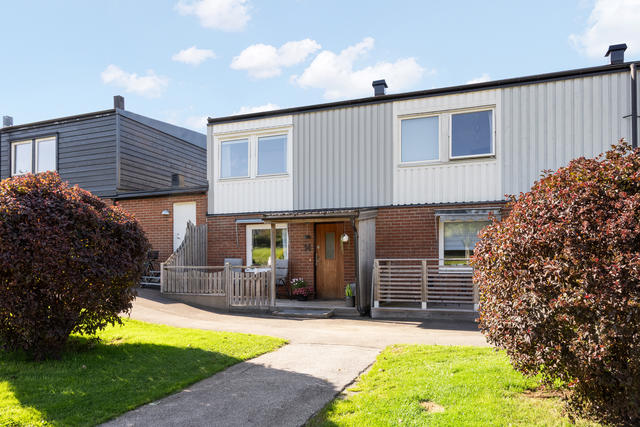 Välkomna till Blåklintsvägen 14 med ny fasad.