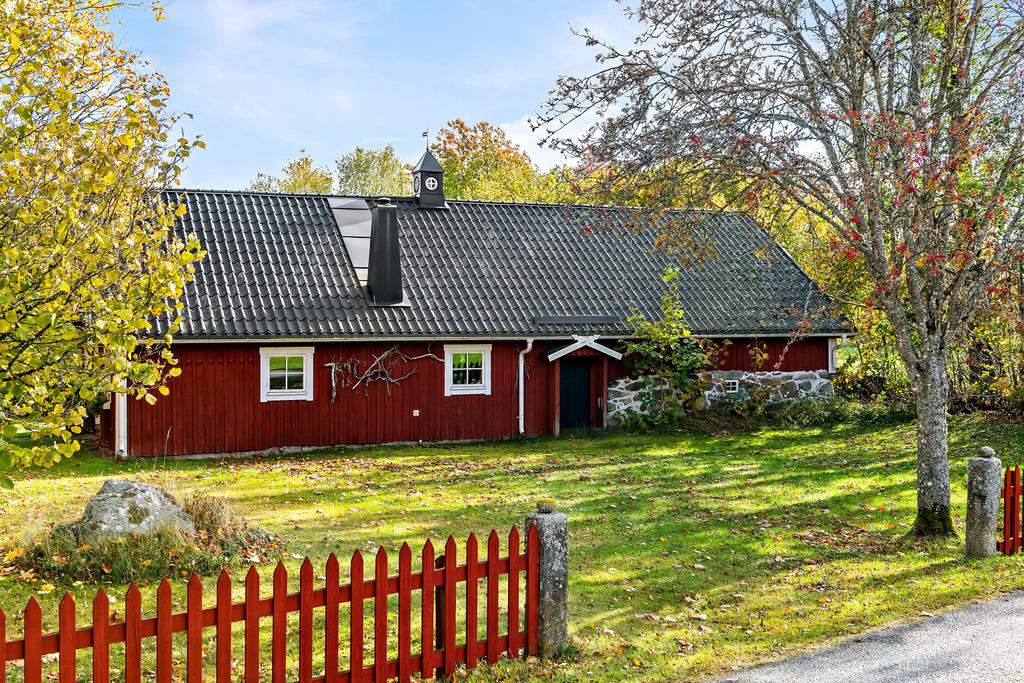 Jaktstuga med förrådsdel & jordkällare