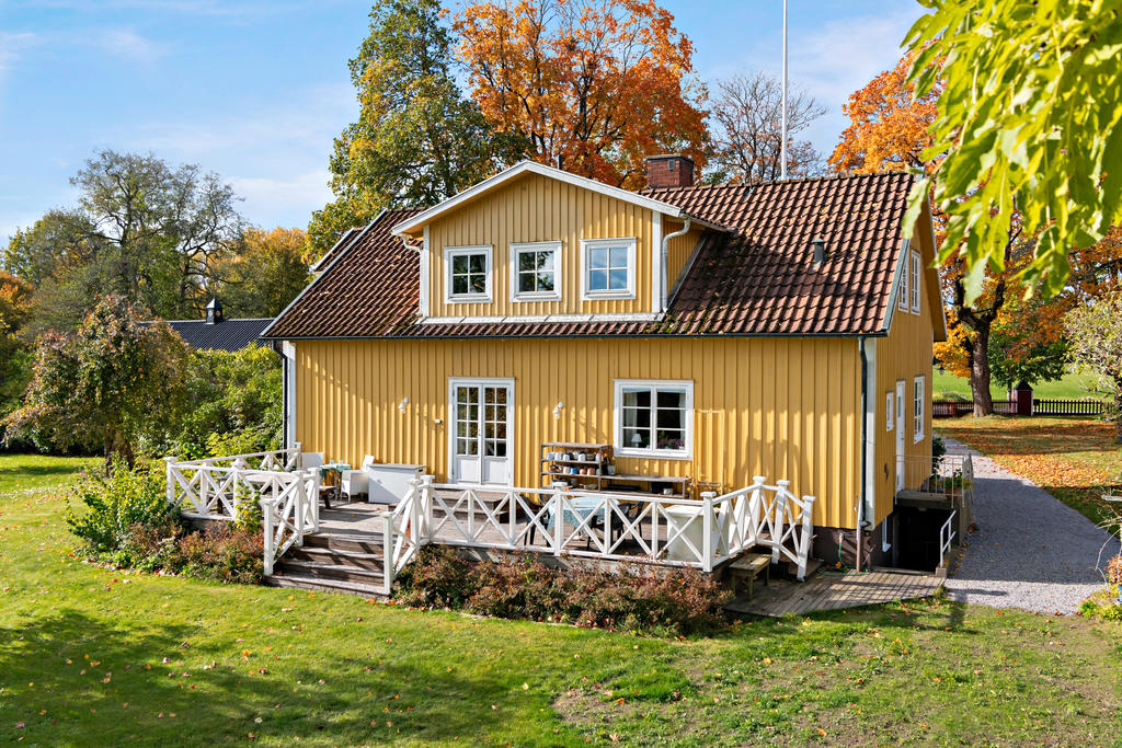 Altan trevlig baksida med lummig tomt