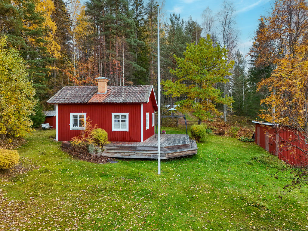 Gammalt välhållet sommartorp med fristående förrådsbyggnad och uteplats i soligt läge. 