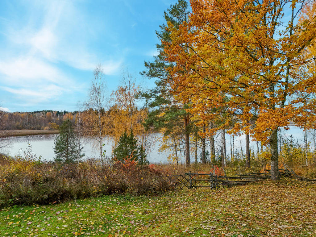 Utsikt från tomten mot Kyrktjärn i väst.