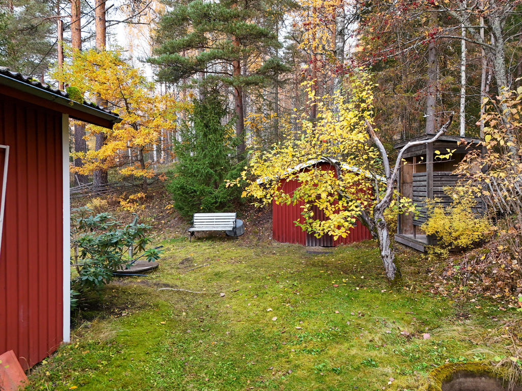 Jordkällare och utedusch intill skogen. 