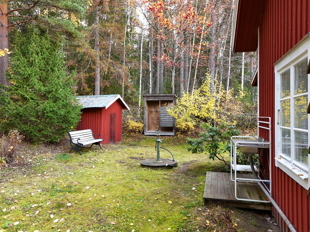 Jordkällare, vattenbrunn, utekök,  och utedusch beläget i tomtens nordöstra hörn intill skogen. 