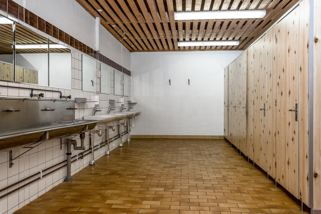 Toaletter i gemensamhetsanläggningen
(en planerad, stor renovering och ombyggnad kommer att utföras under vintern 2025-2026)