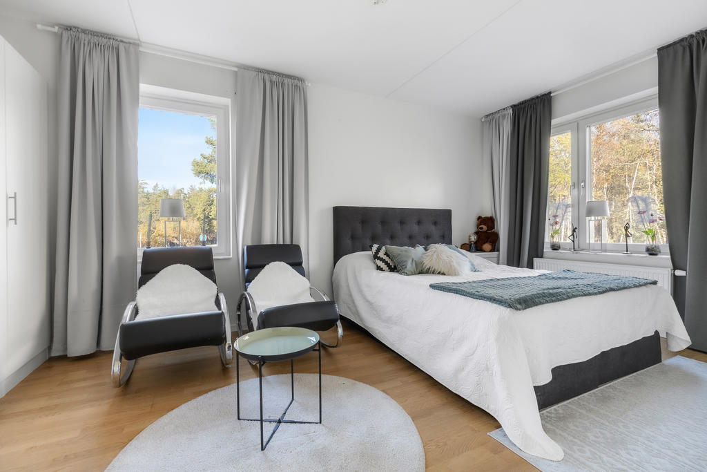 Stort sovrum med fönster i två väderstreck.