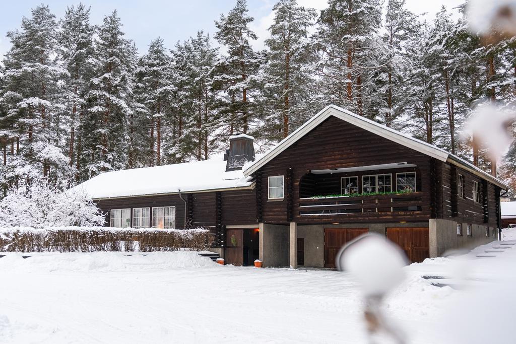 Rejält dubbelgarage  och stor parkering, entré via vagnslidret