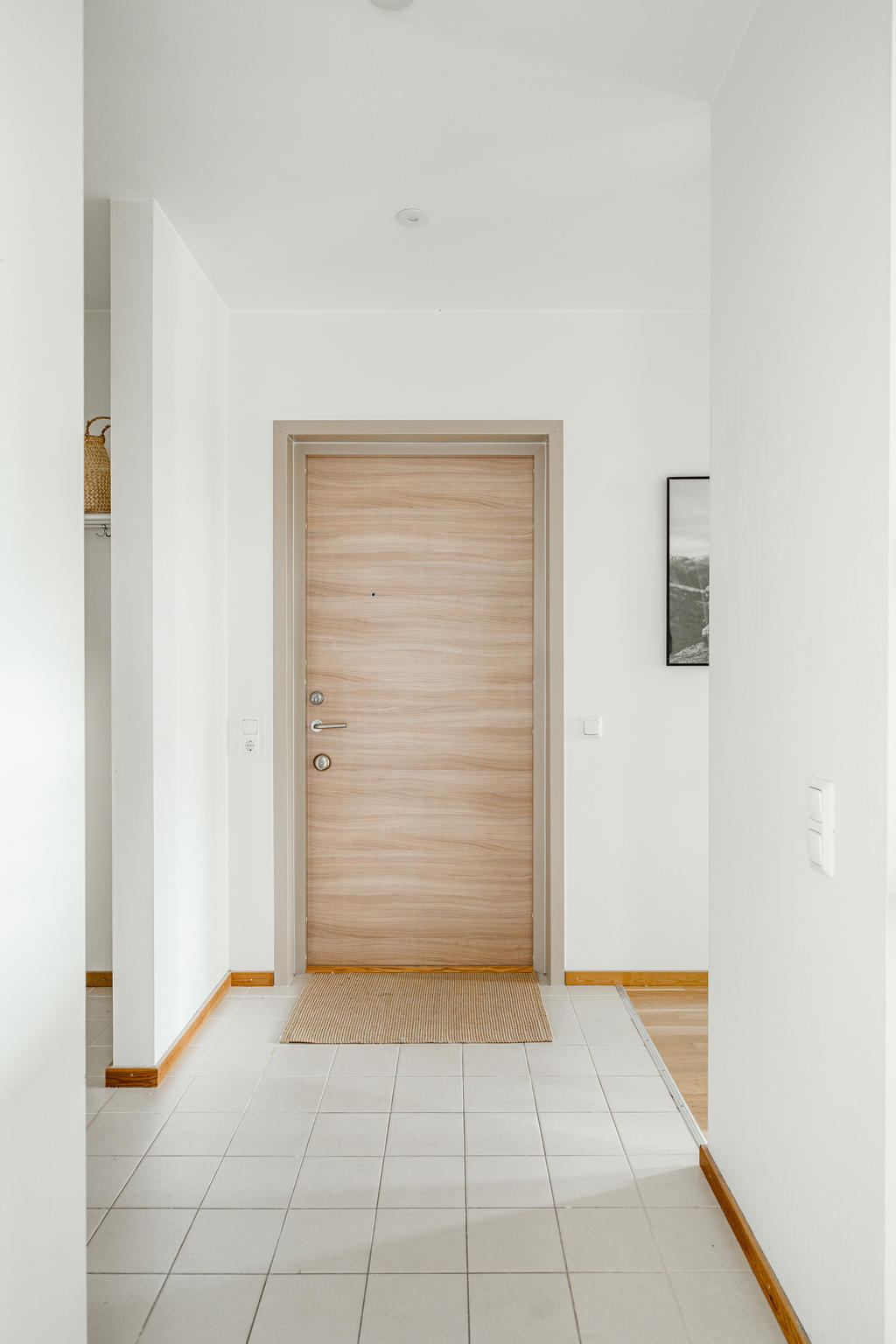 Välkomnande hall/entré med praktiskt klinkergolv som sedan följs av parkettgolv.