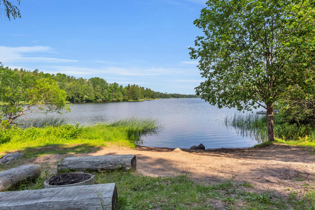 En mysig sandstrand når du på en kort promenad