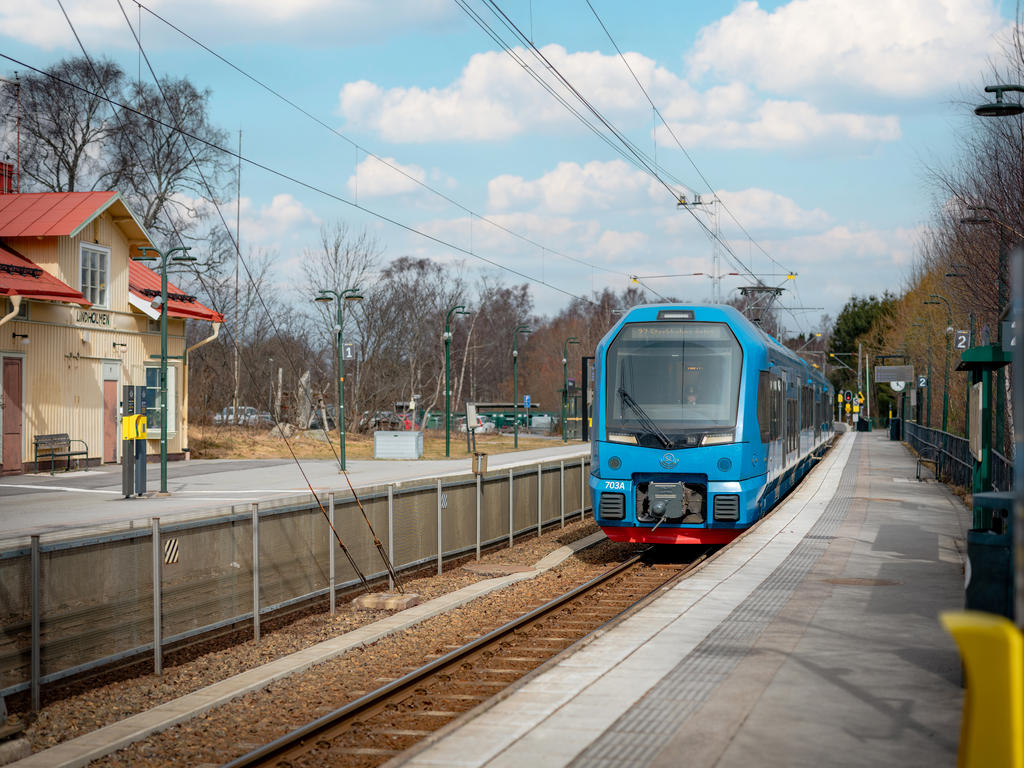 På en kort promenad nås Lindholmen station och Roslagsbanan 