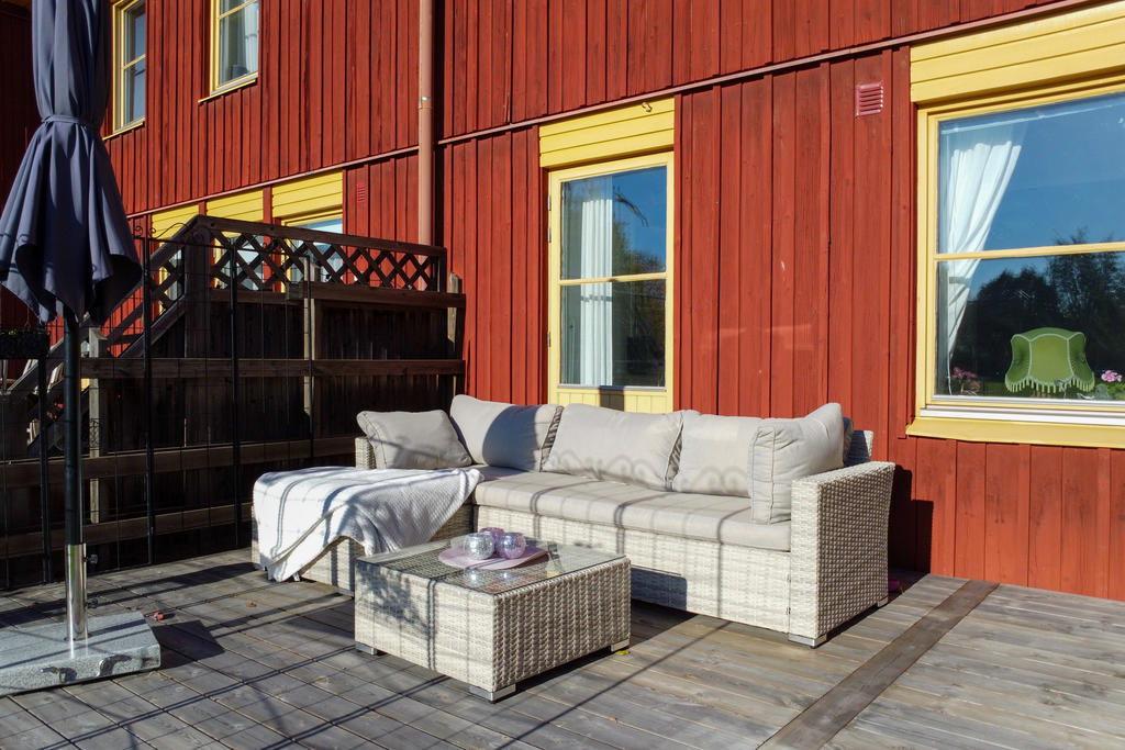 Här finns det plats för både soff-, loungegrupp och grill