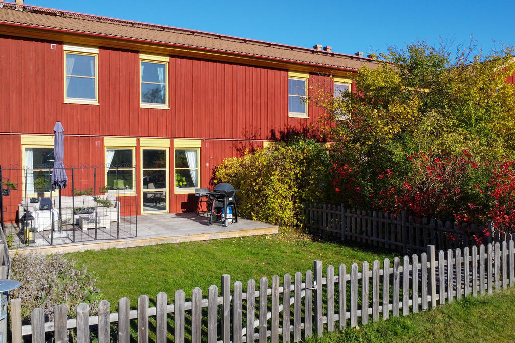 Njut av härliga grillkvällar på uteplatsen med kvällssol!