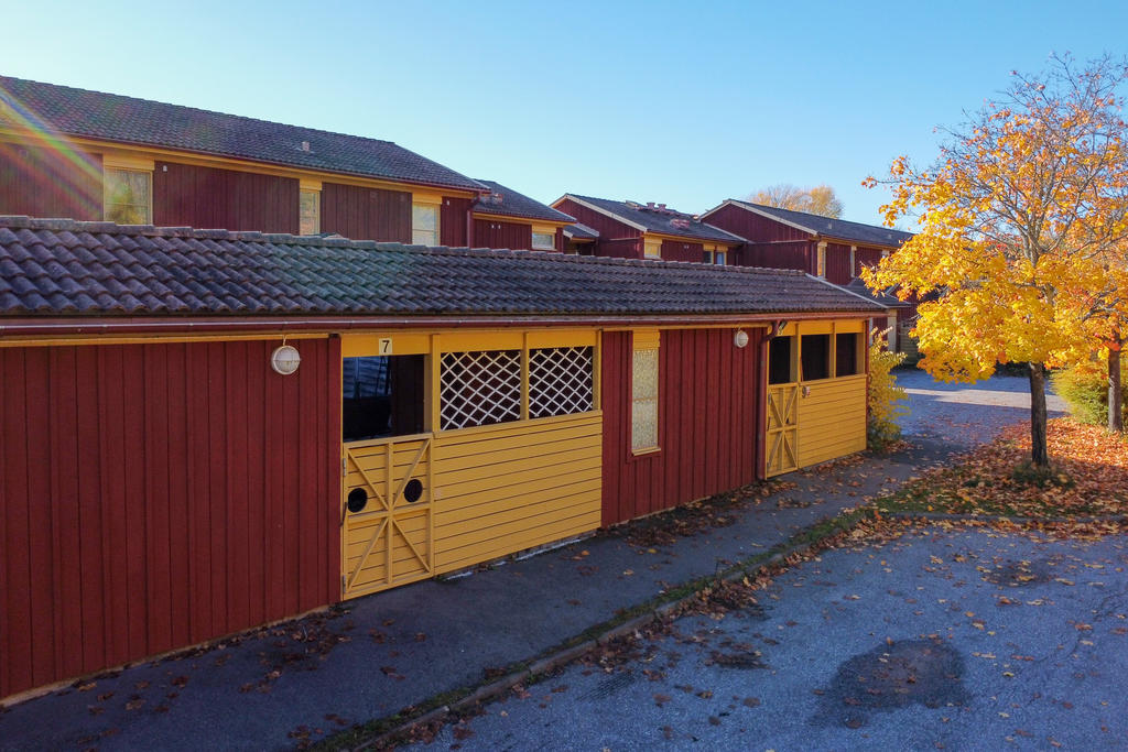 I anslutning till entrén finns ett praktiskt förråd