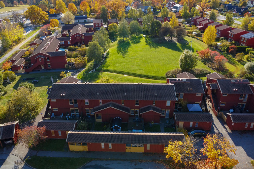 Från uteplatsen och trädgården blickar du ut över föreningens gemensamma gräsytor