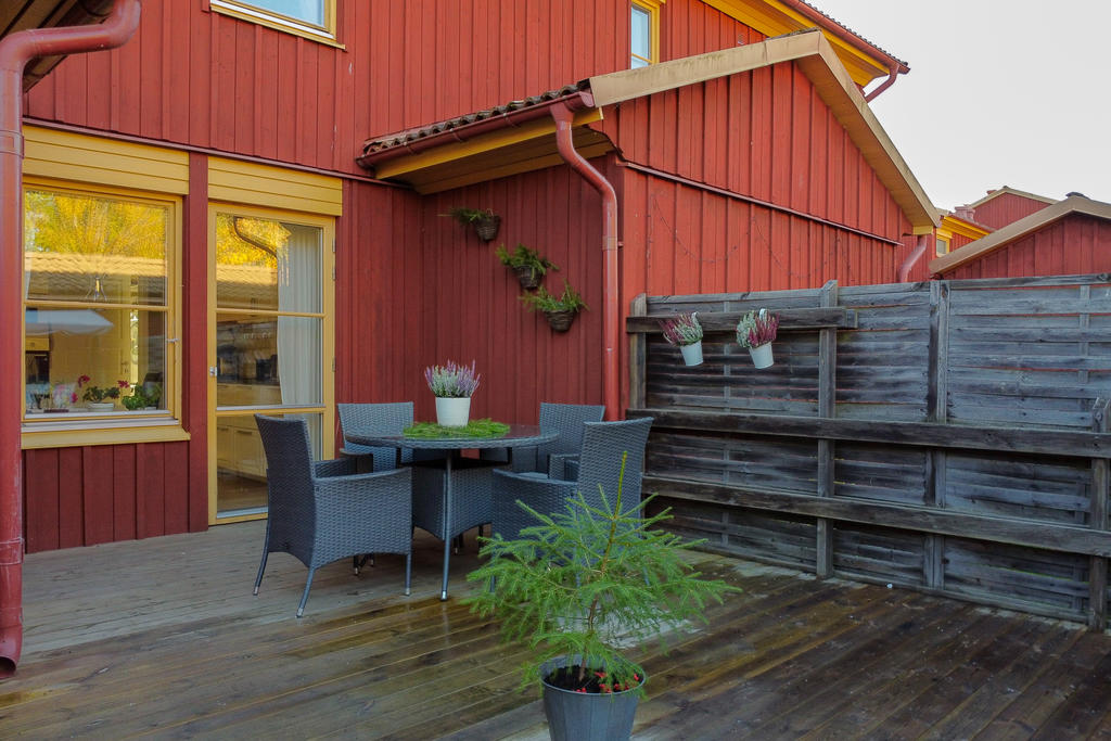 Sommartid skapar uteplatsen en naturlig förlängning av bostaden 