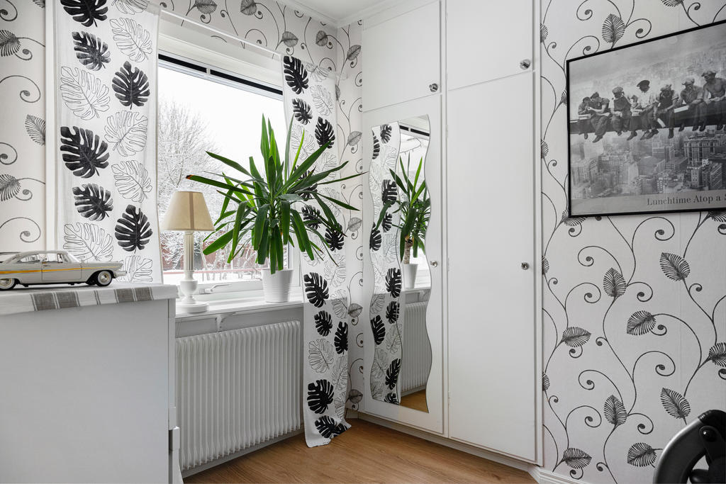 Sovrum 1 med inbyggda garderober