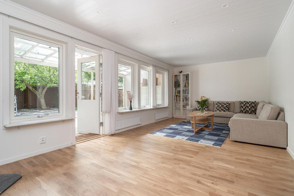 Stort vardagsrum med utgång till trädgården