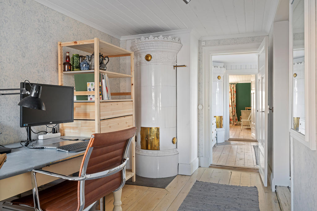 Sovrum/Kontor på övervåningen med kakelugn (ej i bruk)