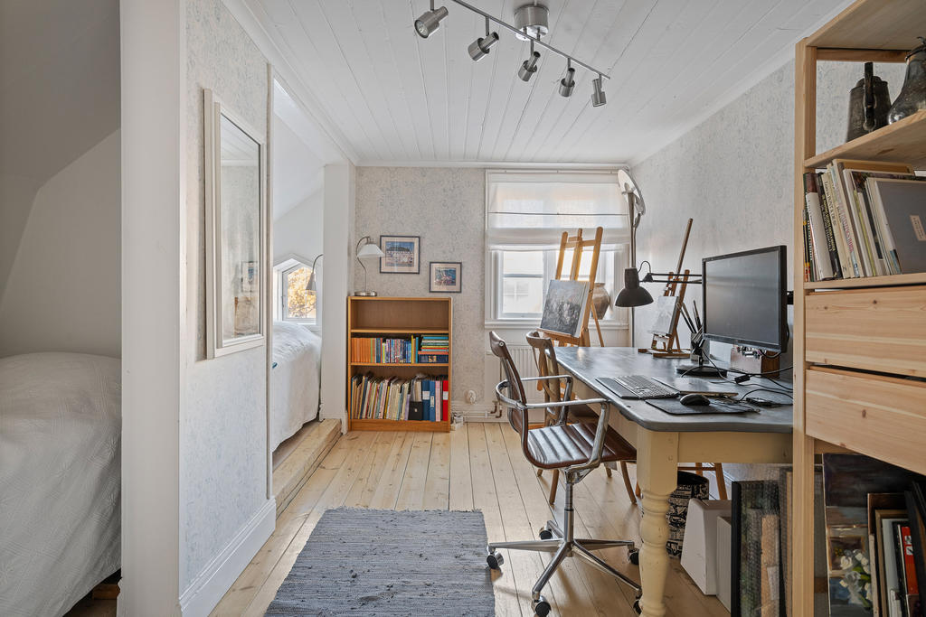 Sovrum/Kontor på övervåningen med fina "sovalkover"