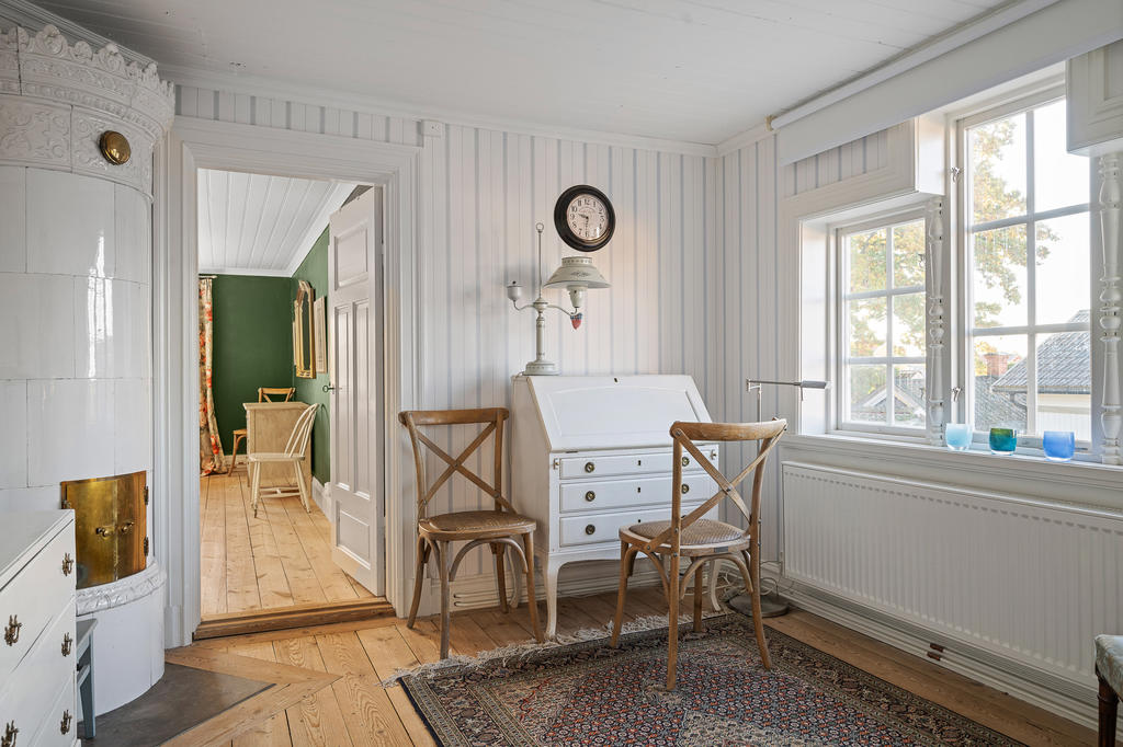 En av övervåningens "hallar", även här finns en kakelugn (fungerar)