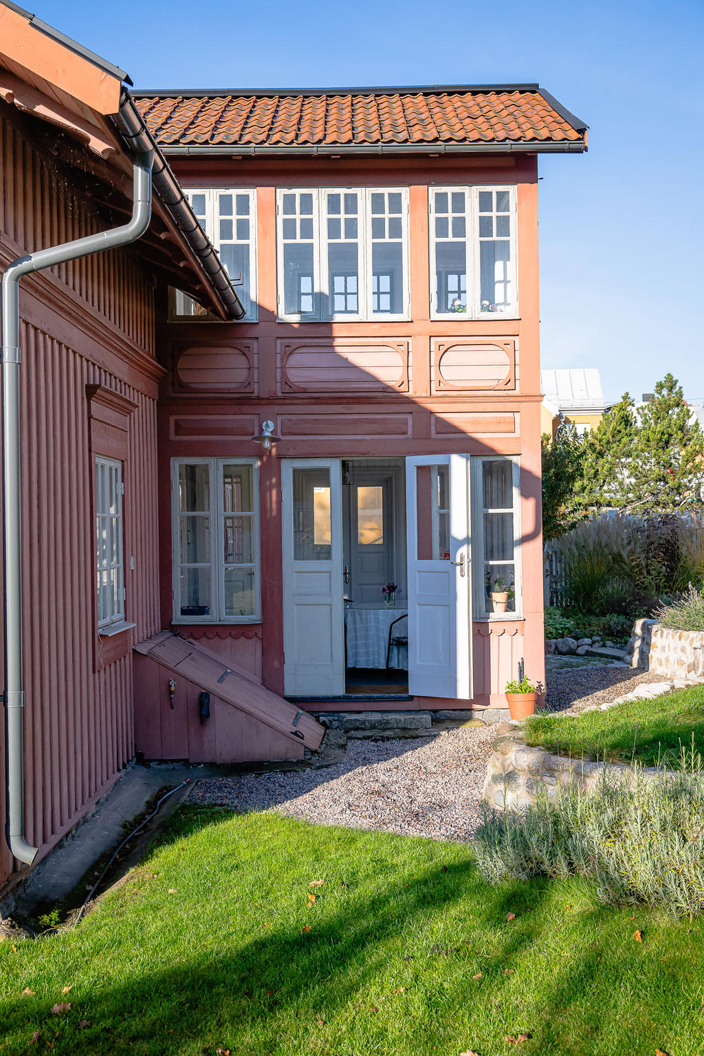 Pardörr mot trädgården, klassisk och tidstypisk nedgång till källaren