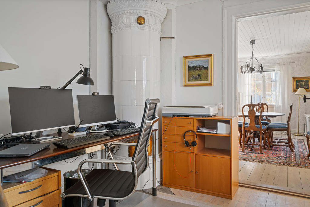 Kontor med kakelugn (ej i bruk)