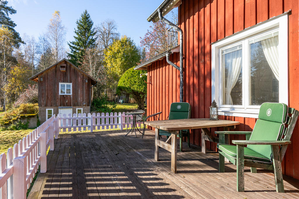 Trivsam entréveranda med gott om plats för utemöbler