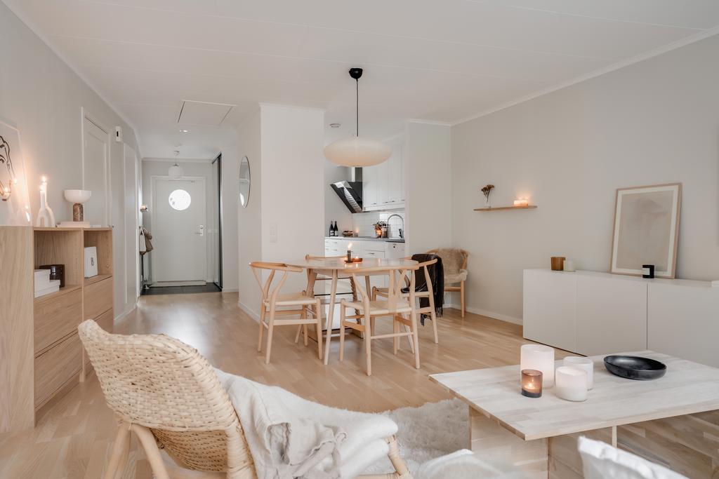 Vardagsrum mot hall och kök